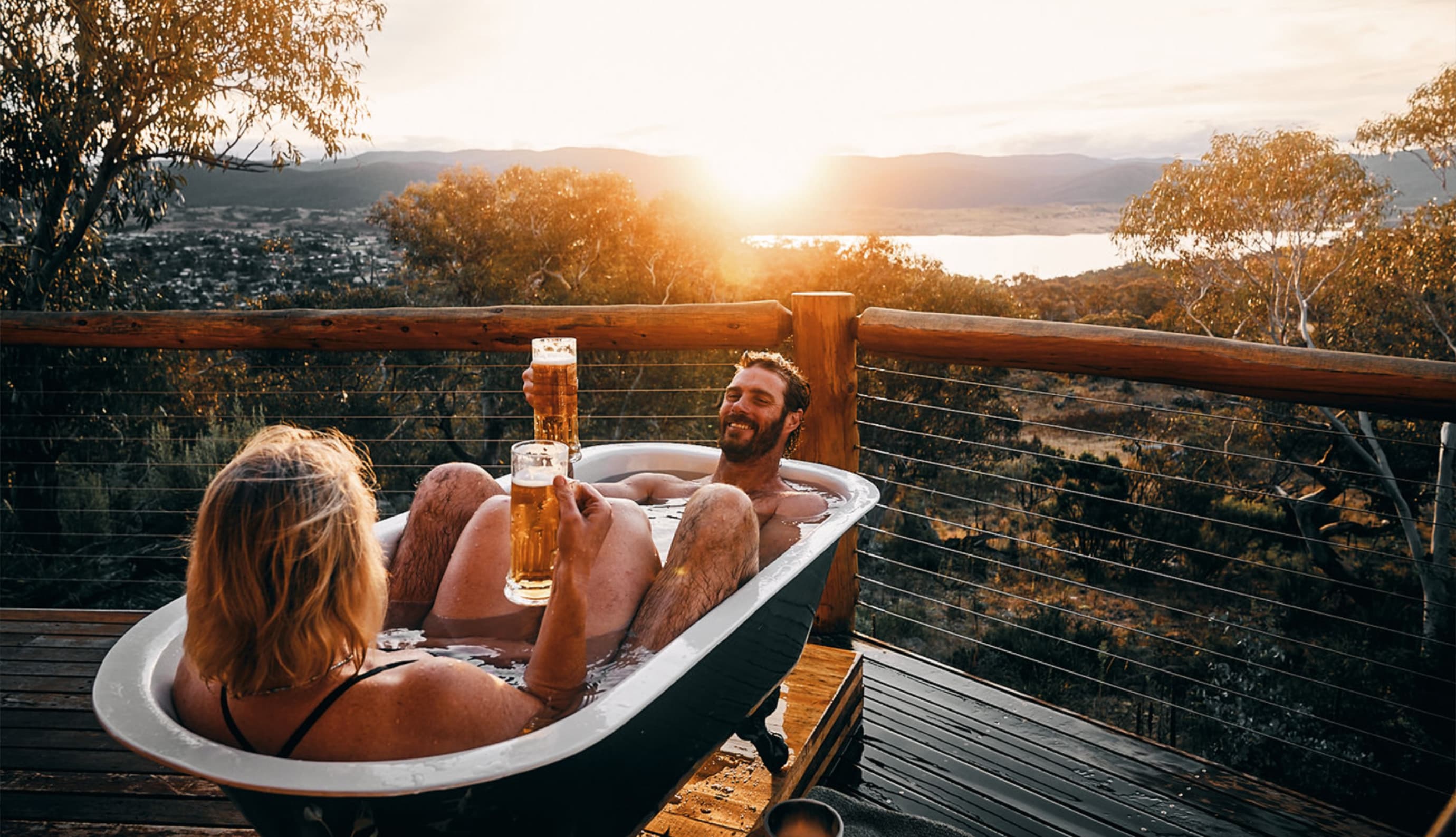 Outdoor-Bath-Balcony-View-Jindabyne-Carousel